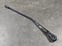 7701201021 - Haste limpa vidros 310mm PJ (inclinação direita) Preta